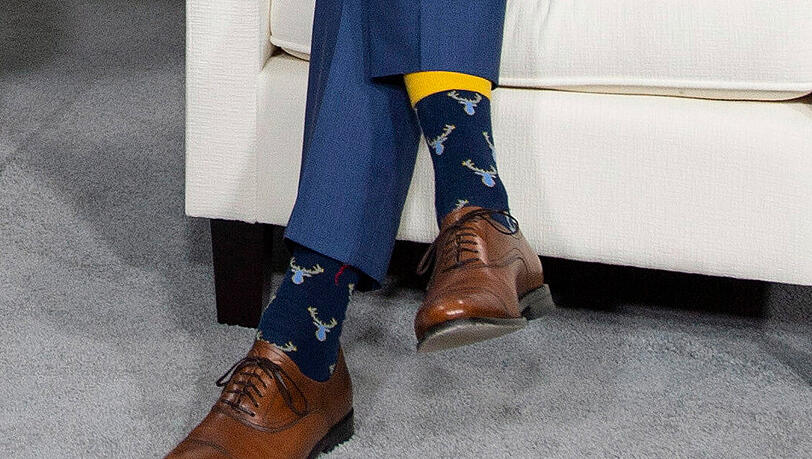 Justin Trudeau, Kanadas Premierminister, trägt Elch-Socken während eines Treffens mit Bundeskanzlerin Merkel beim G7-Gipfel. Justin Trudeau, Kanadas Premierminister, trägt Elch-Socken während eines Treffens mit Bundeskanzlerin Merkel beim G7-Gipfel.