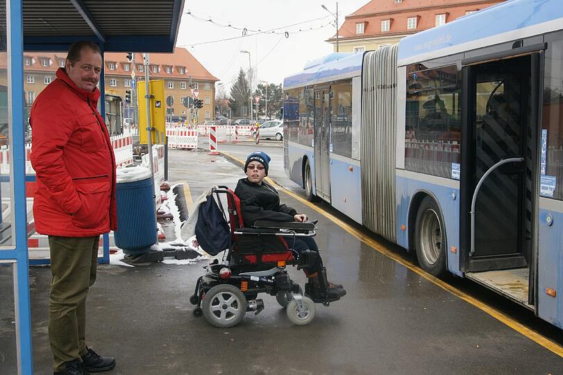 Der 14-jährige Peter Winklmeier und sein Vater am Luise-Kiesselbach-Platz. Normalerweise sind die Busfahrer freundlich, aber einer ließ den Buben einfach im Regen stehen.