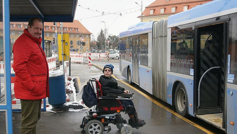 Der 14-jährige Peter Winklmeier und sein Vater am Luise-Kiesselbach-Platz. Normalerweise sind die Busfahrer freundlich, aber einer ließ den Buben einfach im Regen stehen. Der 14-jährige Peter Winklmeier und sein Vater am Luise-Kiesselbach-Platz. Normalerweise sind die Busfahrer freundlich, aber einer ließ den Buben einfach im Regen stehen.