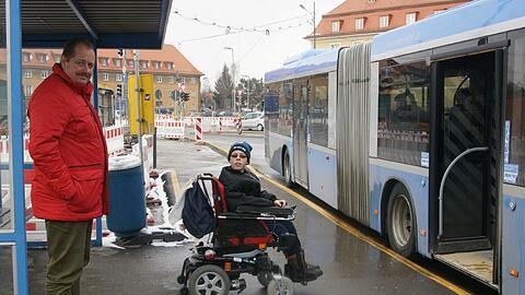 Der 14-jährige Peter Winklmeier und sein Vater am Luise-Kiesselbach-Platz. Normalerweise sind die Busfahrer freundlich, aber einer ließ den Buben einfach im Regen stehen.