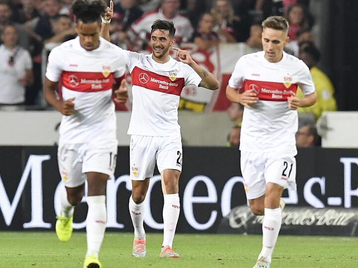 Stuttgarts Nicolas Gonzalez (M) jubelt nach seinem Tor zum 2:1 gegen den VfL Bochum.