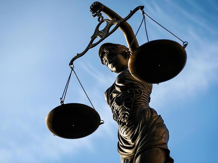 Eine Statue der Justitia hält eine Waage in ihrer Hand. Foto: David-Wolfgang Ebener/dpa/Archivbild