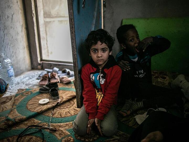 Vertriebene Kinder sitzen in einem Zimmer in Tripolis. Kritiker bemängeln in Libyen immer wieder massive Verstöße gegen die Menschenrechte der Migranten.