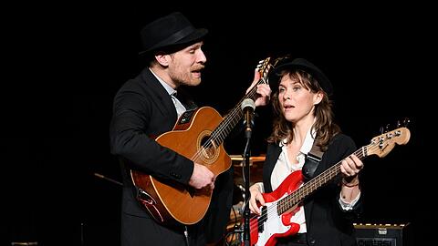 Kathrin von Steinburg und Jakob Tögel interpretieren Leonard Cohen.