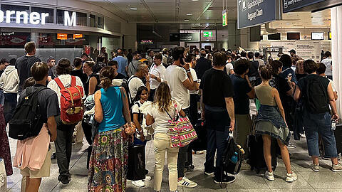 Das Unwetter hat auch am Flughafen München die Reisepläne der Passagiere etwas durcheinandergewirbelt.