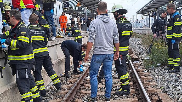 Einsatzkräfte der Feuerwehr intensivierten die laufende Reanimation und betreuten anwesende Personen.