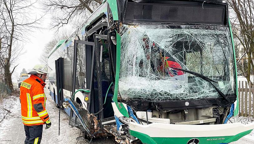 Die Staatsstraße musste für die Unfallaufnahme kurzzeitig komplett gesperrt werden.