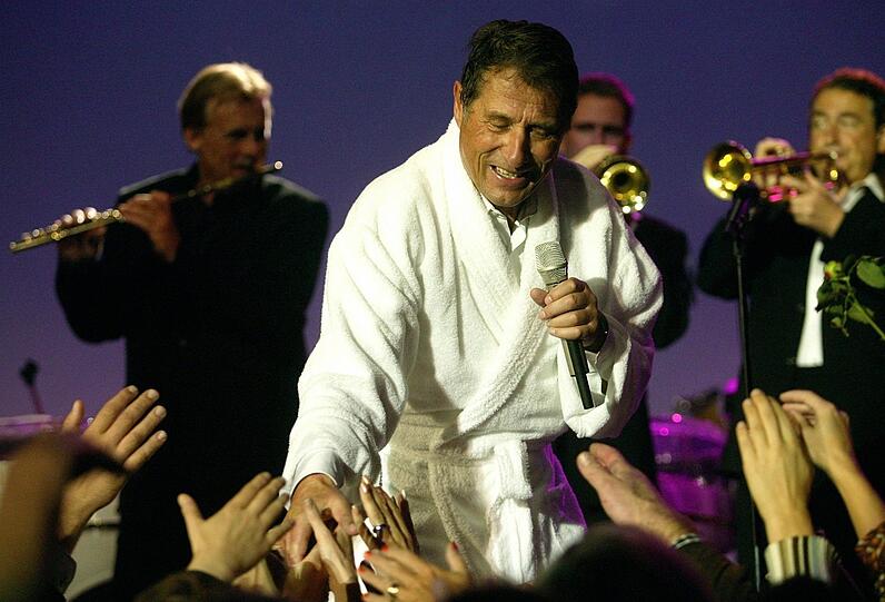 Eines der letzten Konzerte: Udo Jürgens verabschiedet sich am 04.10.2003 in der Münchner Olympiahalle nach der zweiten Konzertzugabe im Bademantel von seinen Fans.