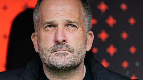 Nicht zu fr&uuml;h feiern: Manuel Baum will mit dem FC Augsburg den Klassenerhalt gegen Frankfurt perfekt machen. (Archivbild)