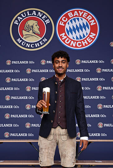 Die Stars des FC Bayern beim alljährlichen Lederhosen-Shooting von Paulaner. Die Stars des FC Bayern beim alljährlichen Lederhosen-Shooting von Paulaner.