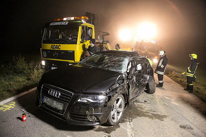 Bilder vom tragischen Unfall auf der Staatsstraße 2093 bei Offling/Altenmarkt.