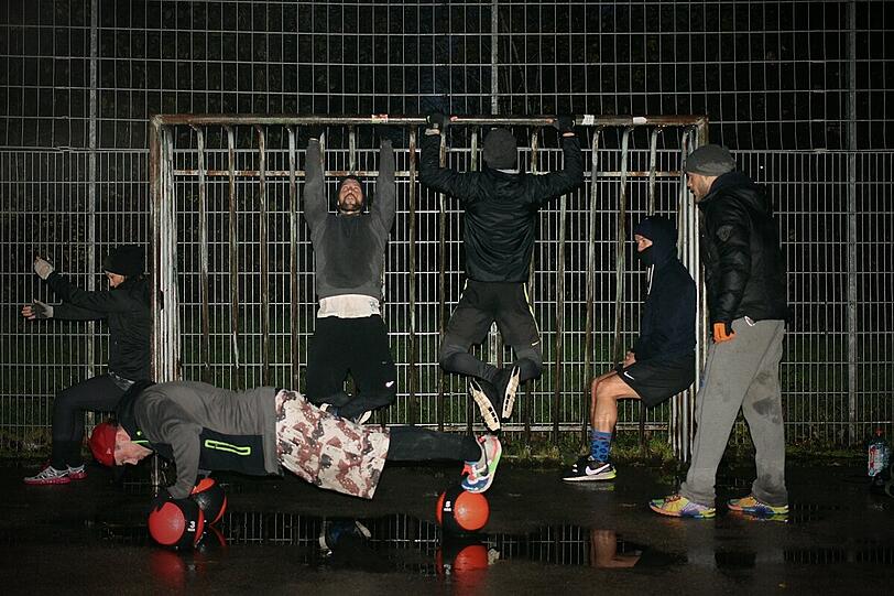 Vor Sonnenaufgang oder nach Sonnenuntergang sind in den Münchner Stadtparks viele in Fitnessgruppen beim Trainieren zu sehen.