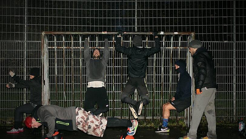 Vor Sonnenaufgang oder nach Sonnenuntergang sind in den Münchner Stadtparks viele in Fitnessgruppen beim Trainieren zu sehen. Vor Sonnenaufgang oder nach Sonnenuntergang sind in den Münchner Stadtparks viele in Fitnessgruppen beim Trainieren zu sehen.