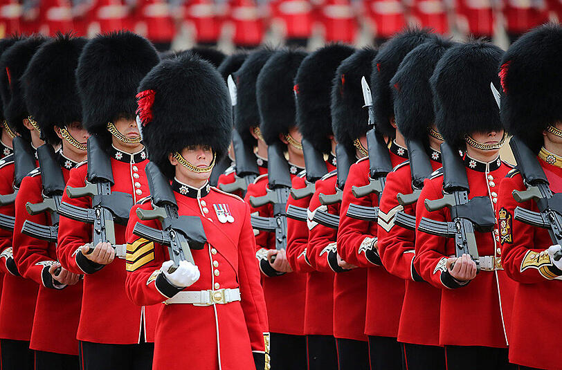 Mit einer farbenprächtigen Militärparade im Herzen Londons feiert Großbritannien den 90. Geburtstag von Königin Elizabeth II. Eine der Wachen verließen dabei die Kräfte - er kollabierte. Die Bilder...
