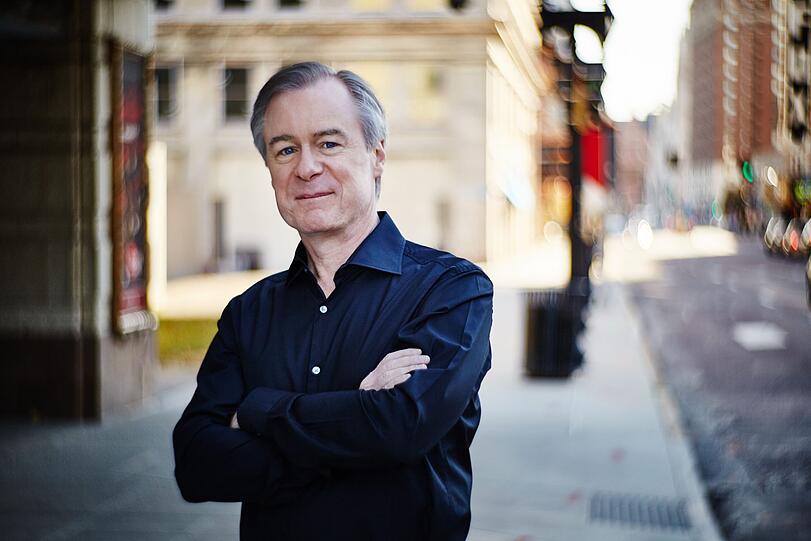 Der Dirigent David Robertson.