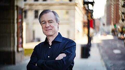 Der Dirigent David Robertson.