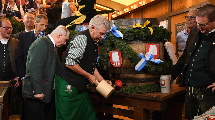 Wiesn-Tradition: OB Dieter Reiter beim Anstich im Schottenhamel-Festzelt. (Archiv)