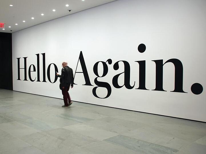 "Hello.Again" von Haim Steinbach.