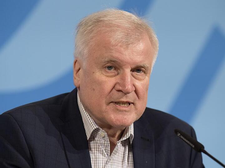 Horst Seehofer (CSU) äußert sich auf einer Pressekonferenz. Foto: Jörg Carstensen/dpa/Archivbild