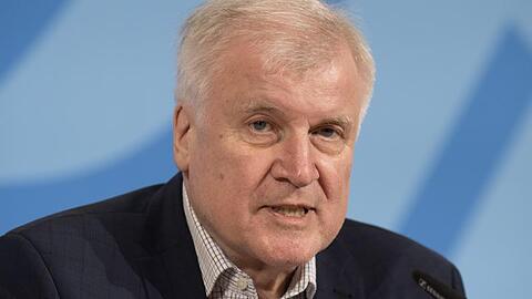 Horst Seehofer (CSU) äußert sich auf einer Pressekonferenz. Foto: Jörg Carstensen/dpa/Archivbild