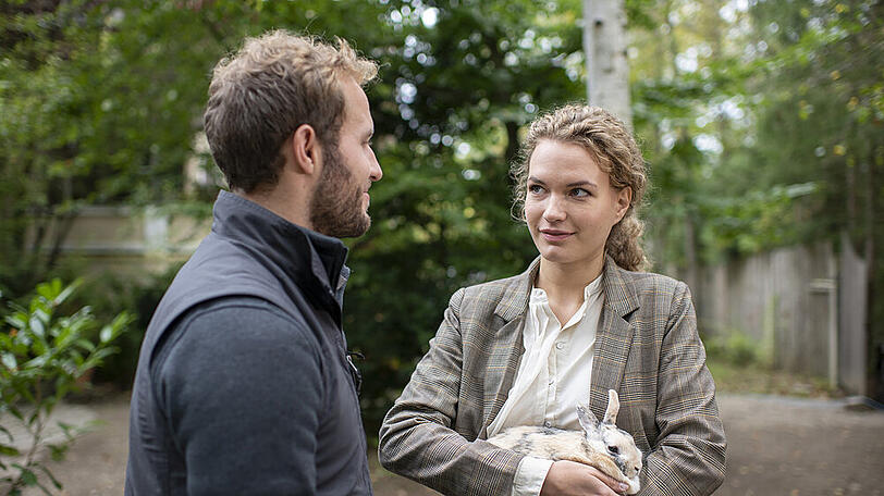 "Sturm der Liebe": Maja ist angetan davon, wie fürsorglich Florian sich um den Hasen "Napoleon" kümmert.