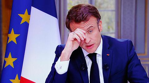 Der französische Präsident Emmanuel Macron ist auf dem Bildschirm zu sehen, als er während eines Fernsehinterviews aus dem Elysee-Palast in Paris spricht.
