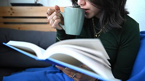 Wer es lieber ruhiger mag: Die Extrastunde kann auch einfach zum Entspannen oder Lesen genutzt werden. (Symbolbild)