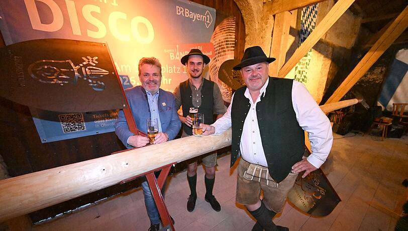 Der Baum ist mit ganz besonderen Schildern verziert: Sie zeigen in Cortenstahl gelasert die Logos kirchlicher Institutionen.