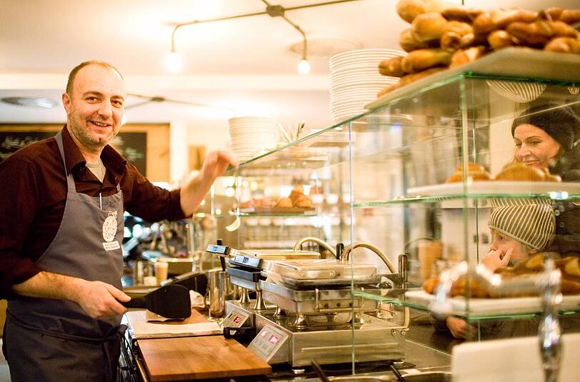 Flavio Chouquer steht im &bdquo;Del Fiore&ldquo; gerade noch viel am Sandwich-Grill. Doch im Sommer kommt dann auch die alte Carpigiani-Eismaschine zum Einsatz.