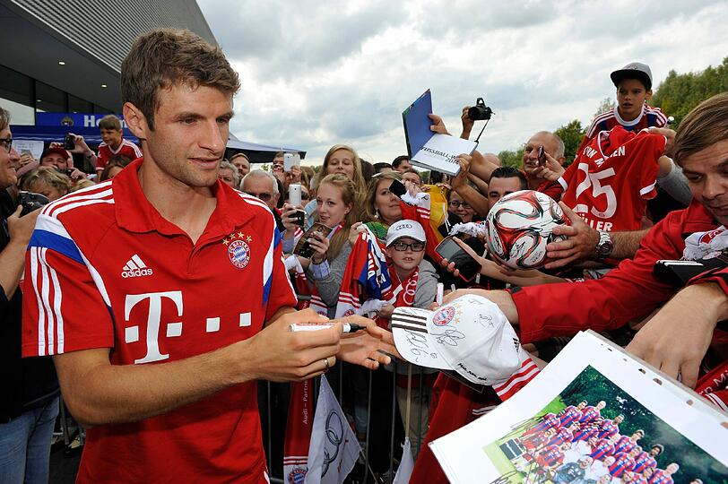 Die Bayern-Stars mit ihren neuen Dienstwagen.