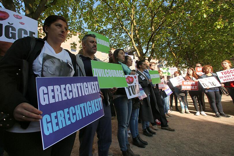 Freunde von Tugce haben such zum Prozessauftakt zu einer Mahnwache gegenüber dem Gerichtsgebäude versammelt. Währenddessen nimmt Sanel M. auf der Anklagebank Platz.