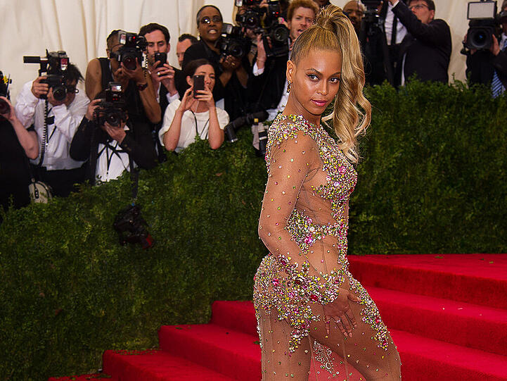 Beyoncé Knowles ist eine Powerfrau, die ihren eigenen Weg geht - wie hier mit hauchdünnem, fast durchsichtigen Dress bei der MET Gala