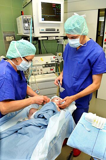 Herzoperationen bei Saeuglingen und Babys stellen auch die Narkoseaerzte vor große Anforderungen.