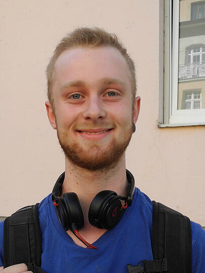 &bdquo;Wir haben viel darüber geredet&ldquo; - Maximilian Stahl (19), Anlagenmechaniker und DJ: &bdquo;Dieses Jahr gehe ich nicht auf das Oktoberfest. Ich bin nicht so der Fan &ndash; und dann ist da auch noch die Gefahr eines Anschlags.
Diese Leute sind leider Gottes gut ausgerüstet &ndash; die kommen rein, wenn sie wollen. Den Zaun an sich finde ich gut, weil er es den Terroristen schwerer macht.
Aber ich glaube nicht, dass er letztlich einen Anschlag verhindern könnte. In meinem Freundeskreis sehen das viele so.
Wir haben viel darüber gesprochen &ndash; und seit dem Amoklauf im Olympia-Einkaufszentrum steht meine Entscheidung fest.&ldquo;