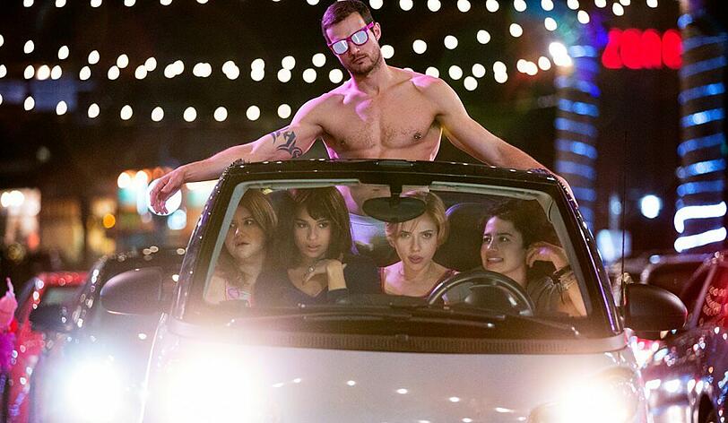 Er posiert wie ein König und ist doch bloß ein toter Stripper, den fünf Freundinnen schleunigst loswerden müssen.