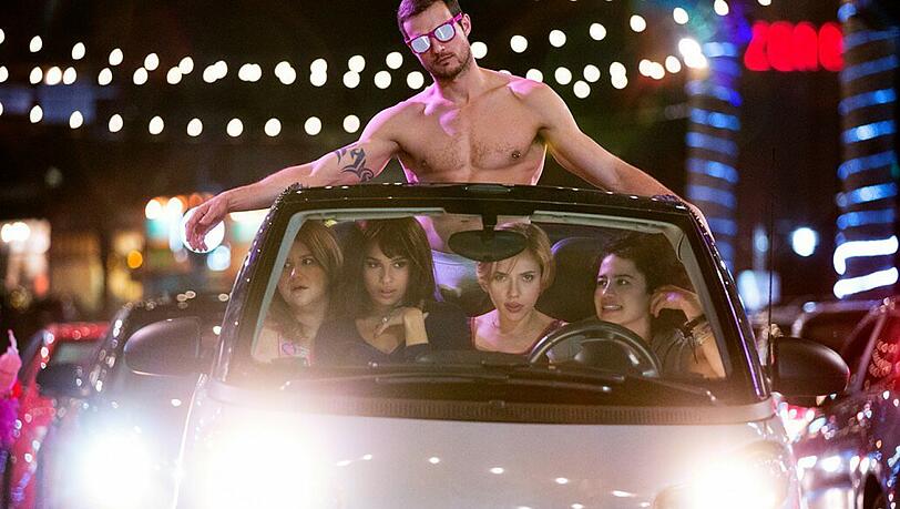 Er posiert wie ein König und ist doch bloß ein toter Stripper, den fünf Freundinnen schleunigst loswerden müssen.