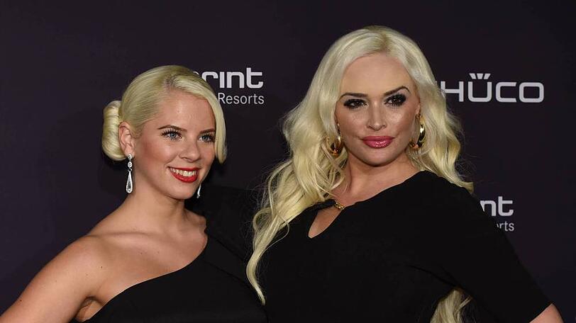 Im Jahr 2015 zeigten sich die Halbschwestern Daniela Katzenberger (r.) und Jenny Frankhauser noch gemeinsam in der Öffentlichkeit. Doch mittlerweile sind sie zerstritten. Doch reicht Jennys Unterhaltungspotential für eine große Reality-Show? Wir sind skeptisch.