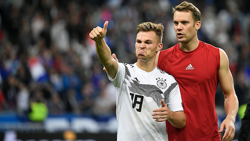 Hochmotiviert, enttäuscht, angefressen: Bayern-Profi Joshua Kimmich (li.) nach dem 1:2 gegen Frankreich. Hinten Manuel Neuer. Hochmotiviert, enttäuscht, angefressen: Bayern-Profi Joshua Kimmich (li.) nach dem 1:2 gegen Frankreich. Hinten Manuel Neuer.