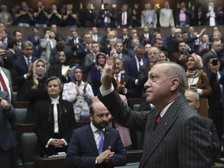 Recep Tayyip Erdogan winkt Anhängern im Parlament.