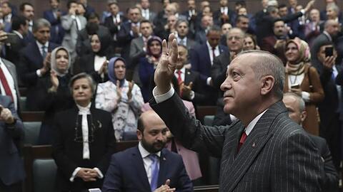 Recep Tayyip Erdogan winkt Anhängern im Parlament.