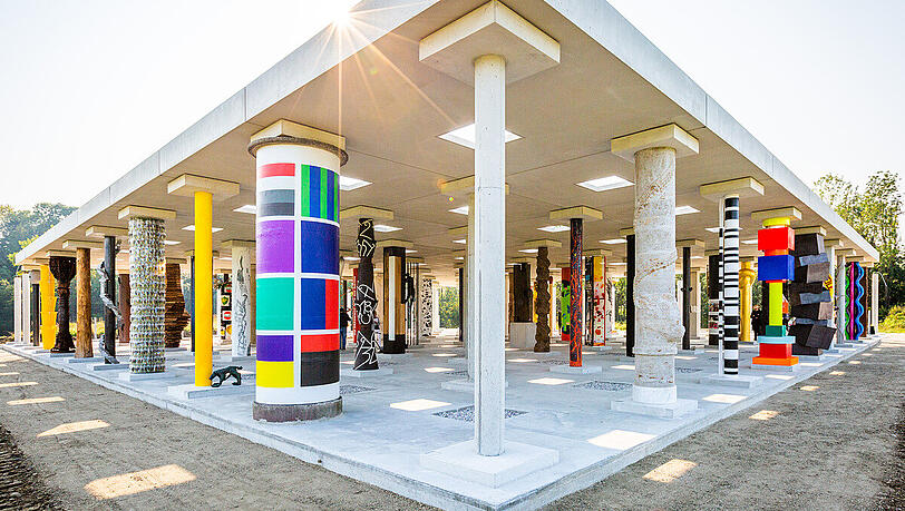 Aus der Ferne schaut’s aus, als sei ein Bauklötzchen-Ufo auf einer Wiese gelandet, in der Wandelhalle "Stoa169" selbst packt einen schnell das Erkundungsfieber.
