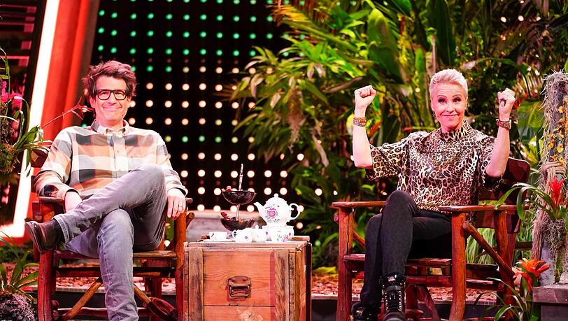 Stimmung! Die Dschungelshow-Moderatoren Daniel Hartwich und Sonja Zietlow bemühen sich - leider vergeblich.