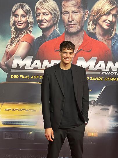 Prinz Kevin von Anhalt posiert alleine auf dem roten Teppich. Prinz Kevin von Anhalt posiert alleine auf dem roten Teppich.