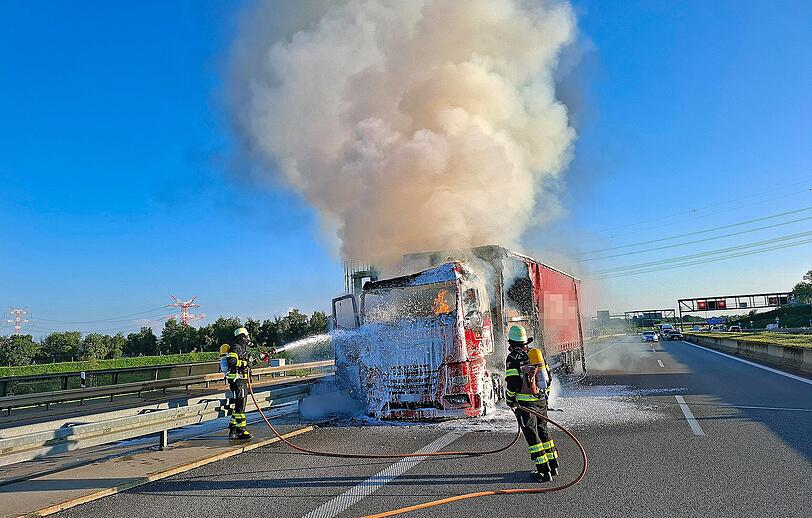 Er lenkte sein Fahrzeug unverzüglich auf den Pannenstreifen, entfernte sich von dem Lkw und rief die Feuerwehr.