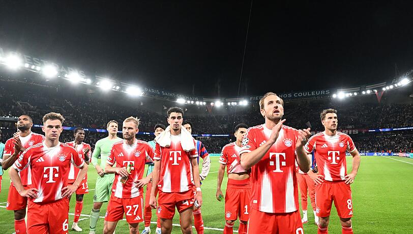Die Bayern-Profis um Torj&auml;ger Harry Kane (vorne) bedanken sich bei den mitgereisten Fans f&uuml;r die Unterst&uuml;tzung im Prinzenpark.