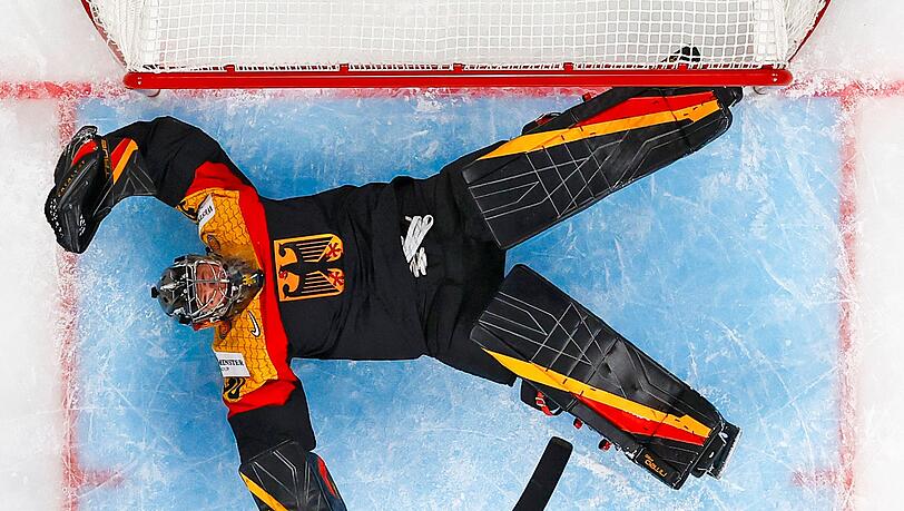 Symbolträchtig: Deutschlands Torhüter Philipp Grubauer liegt auf dem Eis. Symbolträchtig: Deutschlands Torhüter Philipp Grubauer liegt auf dem Eis.