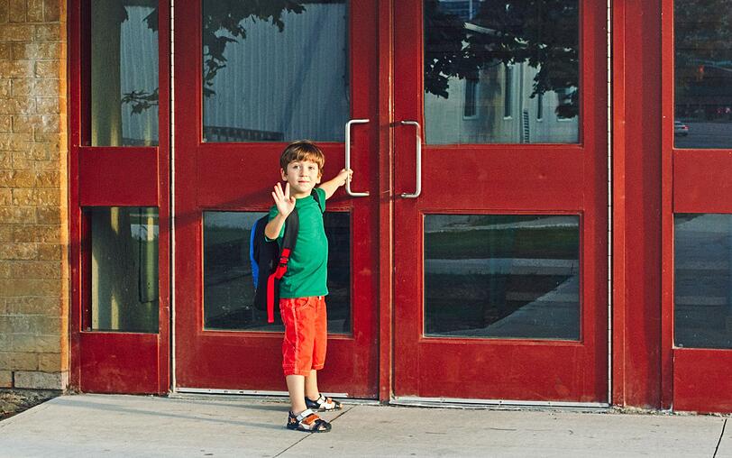 Weinen Sie niemals vor Ihrem Kind und zeigen Sie Ihre eigenen Unsicherheiten bez&uuml;glich der Eingew&ouml;hnung nicht offen. Kinder sind sehr sensibel, was die Launen Ihrer Eltern angeht und sp&uuml;ren sofort Stress und Kummer. Gehen Sie ohne viel Aufhebens, wenn Ihnen die Erzieher signalisieren, dass es Zeit ist und denken Sie daran, dass Sie deshalb nicht herzlos sind!