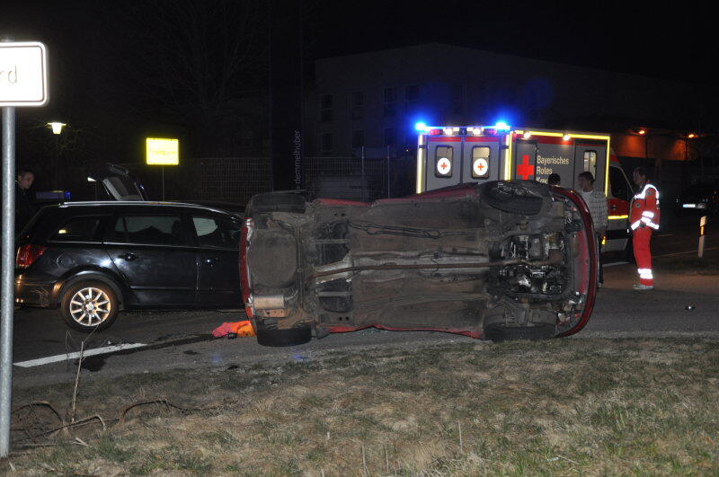 Beim Einfahren in die Kreuzung missachtete ein Fahrer die Vorfahrtsregeln. Sein Auto wurde von zwei weiteren gerammt und durch die Luft geschleudert.