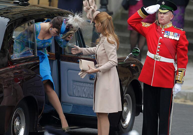 Die britischen Prinzessinnen Beatrice und Eugenie steigen aus dem Wagen.