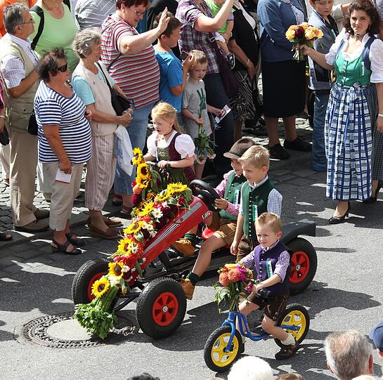 Der Gärtnerjahrtag geht auf ein Gelübde nach der Pestzeit im 17. Jahrhundert zurück. Bis heute wird es bei der heiligen Gertrud von Nivelles, der Schutzpatronin der Gärtner abgelegt. Das Gärtnerfest gehört mit Metzgersprung und Schäfflertanz zu den ältesten Brauchtümern der Stadt München.